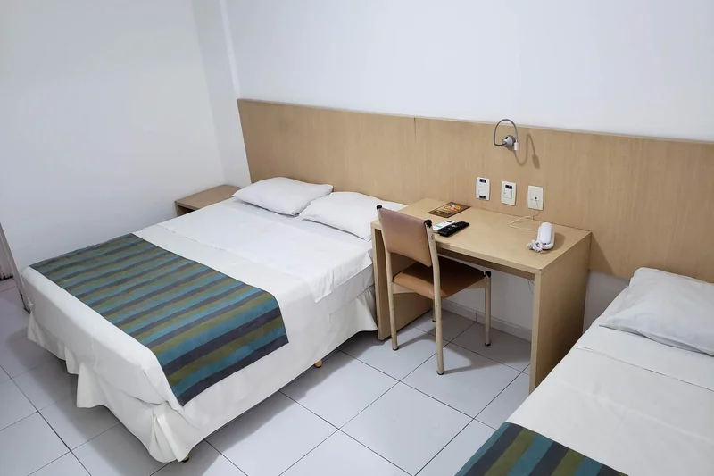 Quarto Standard Casal do Lagoa Park Hotel — cama de casal com frigobar